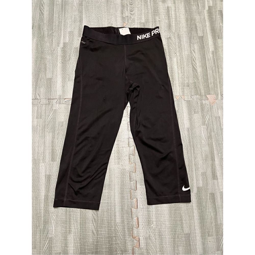Nike Pro Women's Sz M Black Dri-Fit Compression Fitted Capri Leggings